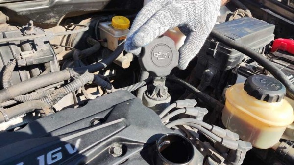 Почему в двигатель обычного авто лучше не заливать масло 10W50 или 20W60 Почему в двигатель обычного авто лучше не заливать масло 10W50 или 20W60