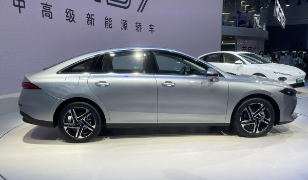 Новый седан Roewe D7: две версии с разной компоновкой Новый седан Roewe D7: две версии с разной компоновкой