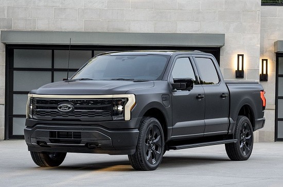 Глава Ford рекламирует зарядные станции компании Tesla Глава Ford рекламирует зарядные станции компании Tesla