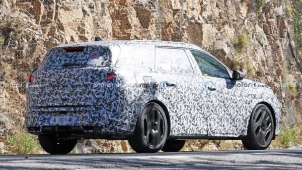 На тестах впервые замечен кроссовер Peugeot 5008 следующего поколения На тестах впервые замечен кроссовер Peugeot 5008 следующего поколения