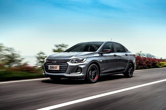 Опрос: 77% россиян поддержали идею Путина пересадить чиновников на отечественные авто