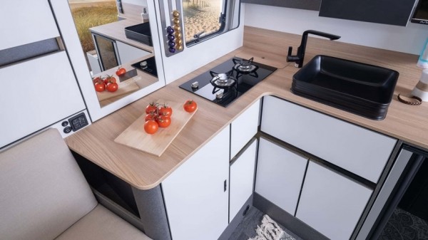 В салоне небольшого Fiat Camper от Weinsberg есть все, что нужно для путешествий В салоне небольшого Fiat Camper от Weinsberg есть все, что нужно для путешествий