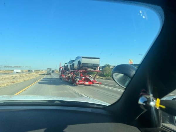 Замечен целый автовоз с электрическими пикапами Tesla Cybertruck 