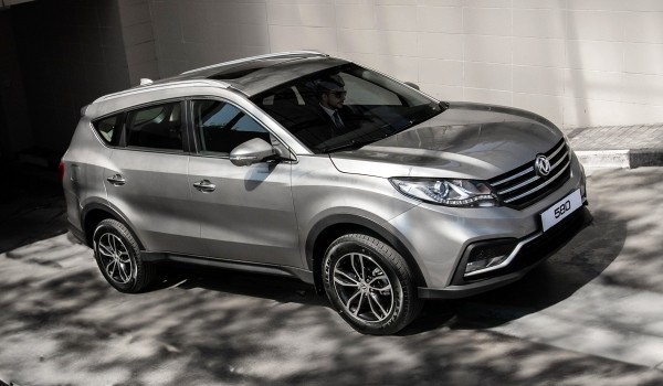 На российский рынок вернулся семиместный кроссовер Dongfeng 580 На российский рынок вернулся семиместный кроссовер Dongfeng 580
