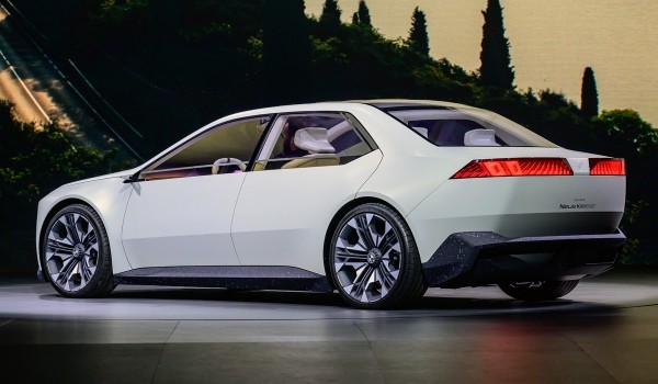 Седан BMW Vision Neue Klasse: за два года до конвейера Седан BMW Vision Neue Klasse: за два года до конвейера