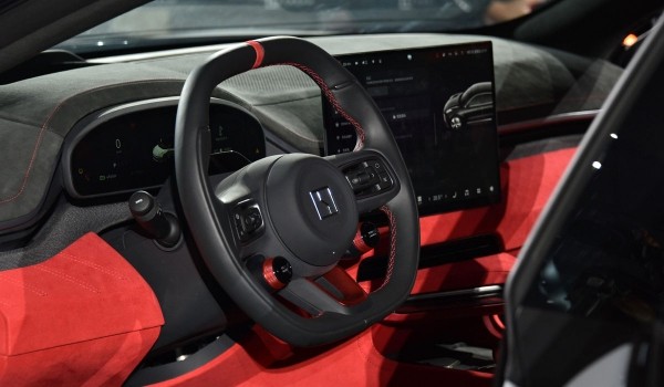 Четырехмоторный Zeekr 001 FR: динамичнее Теслы? Четырехмоторный Zeekr 001 FR: динамичнее Теслы?