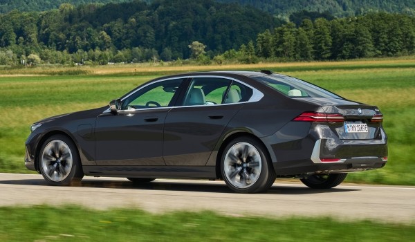 Новая «пятерка» BMW обрела две гибридные версии Новая «пятерка» BMW обрела две гибридные версии