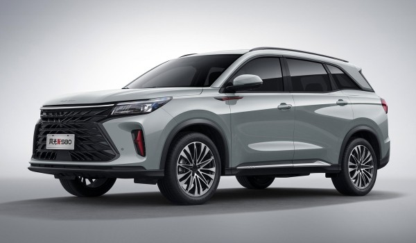 На российский рынок вернулся семиместный кроссовер Dongfeng 580 На российский рынок вернулся семиместный кроссовер Dongfeng 580