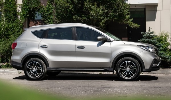 На российский рынок вернулся семиместный кроссовер Dongfeng 580 На российский рынок вернулся семиместный кроссовер Dongfeng 580