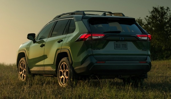 Кроссовер Toyota RAV4 доработан к новому модельному году Кроссовер Toyota RAV4 доработан к новому модельному году
