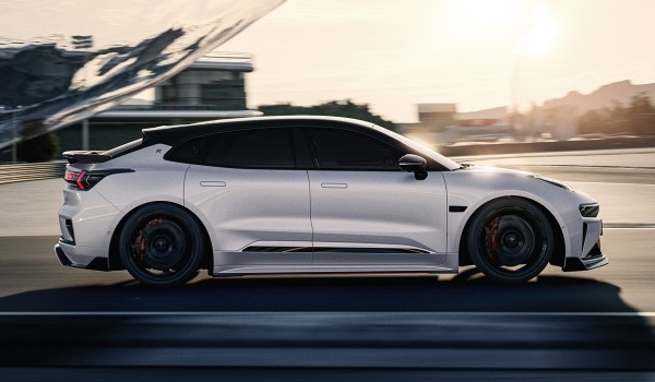 Четырехмоторный Zeekr 001 FR: динамичнее Теслы? Четырехмоторный Zeekr 001 FR: динамичнее Теслы?