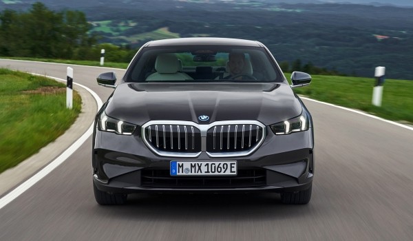 Новая «пятерка» BMW обрела две гибридные версии Новая «пятерка» BMW обрела две гибридные версии