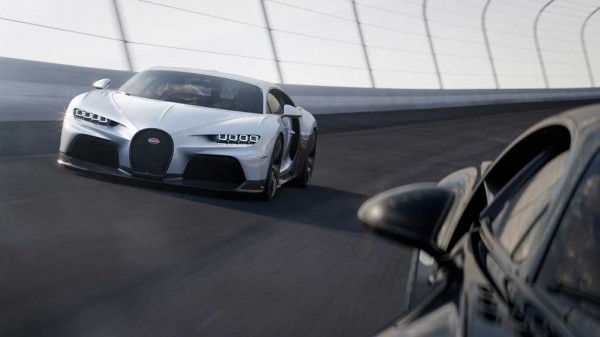 Очень быстрые Bugatti Chiron Super Sport и Tesla Model S Plaid сразились в гонке на прямой Очень быстрые Bugatti Chiron Super Sport и Tesla Model S Plaid сразились в гонке на прямой