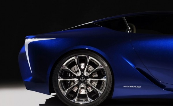 «Автодом»: россиянки выбирают красные, фиолетовые и синие автомашины 