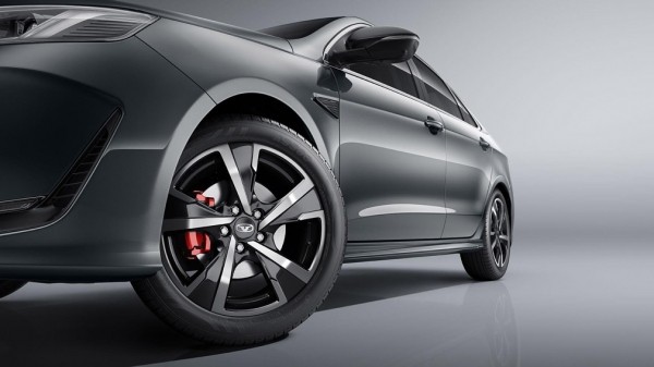 Китайский седан российской сборки получил новую комплектацию Китайский седан российской сборки получил новую комплектацию