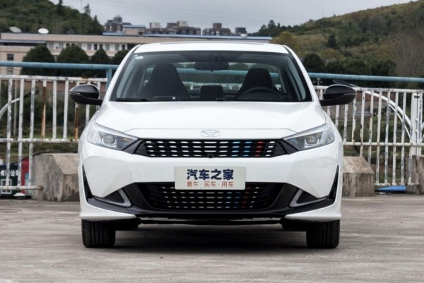 Седан Kaiyi E5 стал проще и чуть дешевле Седан Kaiyi E5 стал проще и чуть дешевле