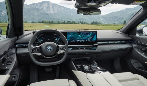 Новая «пятерка» BMW обрела две гибридные версии Новая «пятерка» BMW обрела две гибридные версии