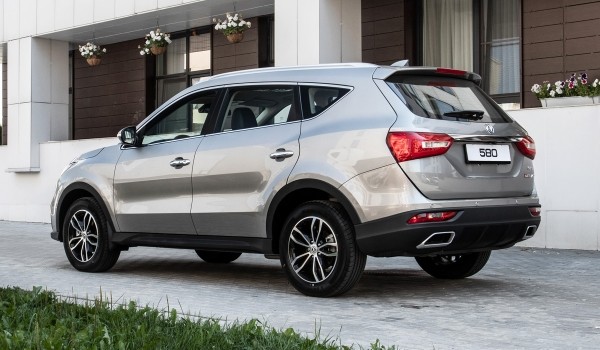 На российский рынок вернулся семиместный кроссовер Dongfeng 580 На российский рынок вернулся семиместный кроссовер Dongfeng 580