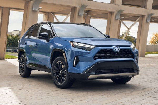 Кроссовер Toyota RAV4 доработан к новому модельному году Кроссовер Toyota RAV4 доработан к новому модельному году