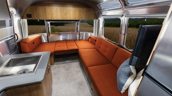 Туристический прицеп от Airstream получил большие батареи и стоит 12 млн.руб. Туристический прицеп от Airstream получил большие батареи и стоит 12 млн.руб.