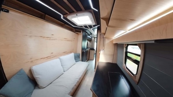 В этом кемпере Mercedes Sprinter Stealth есть камеры видеонаблюдения, кухня и ванная комната