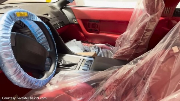 В заброшенном гараже нашли практически идеально сохранившиеся классические Chevrolet Corvette 