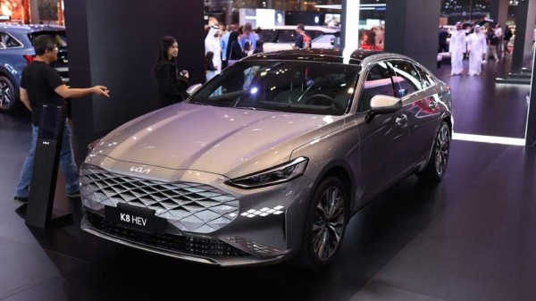 Гибридный седан Kia K8 представлен на автосалоне в Катаре