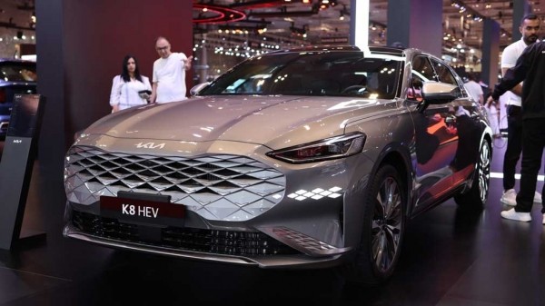 Гибридный седан Kia K8 представлен на автосалоне в Катаре