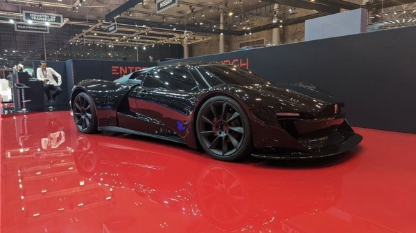 Марка Entop привезла на автосалон в Доху свой суперкар Марка Entop привезла на автосалон в Доху свой суперкар