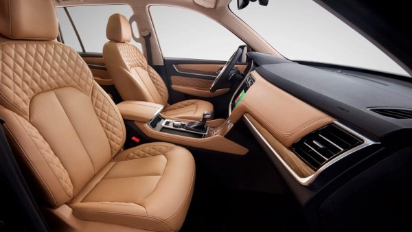 В Россию привезли рамный семиместный внедорожник MG RX8