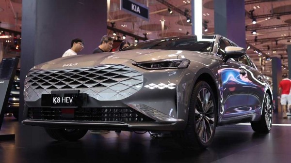 Гибридный седан Kia K8 представлен на автосалоне в Катаре