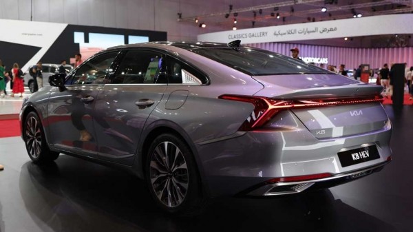 Гибридный седан Kia K8 представлен на автосалоне в Катаре