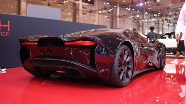 Марка Entop привезла на автосалон в Доху свой суперкар Марка Entop привезла на автосалон в Доху свой суперкар