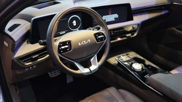Гибридный седан Kia K8 представлен на автосалоне в Катаре