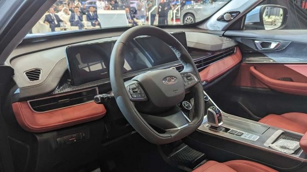 Обновленный гибридный кроссовер Chery Tiggo 7 pro hybrid представлен на автосалоне в Катаре