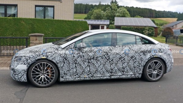 На тестах замечен прототип электрического Mercedes-AMG GT4 