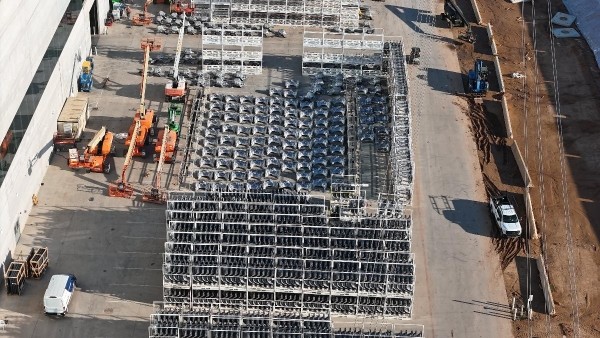 Передние и задние кузовные элементы электрического Tesla Cybertruck были замечены на фабрике компании 