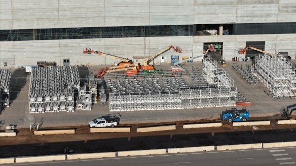 Передние и задние кузовные элементы электрического Tesla Cybertruck были замечены на фабрике компании 