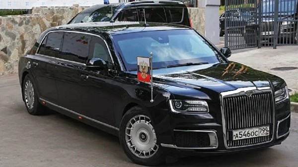 Путин прилетел в Китай со своим лимузином Aurus Senat Путин прилетел в Китай со своим лимузином Aurus Senat