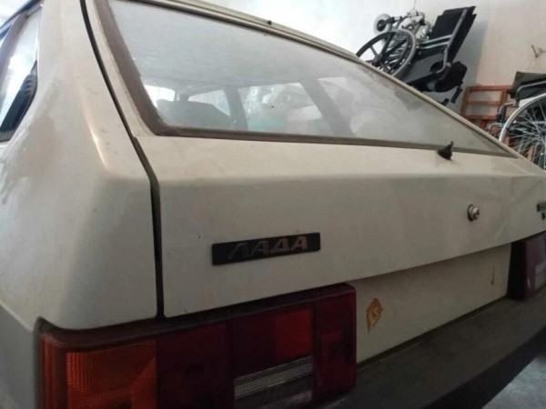 В России в продаже появилась простоявшая 32 года автомашина ВАЗ−2109