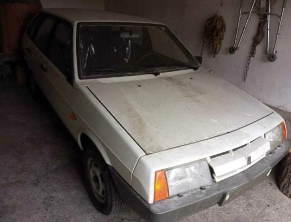 В России в продаже появилась простоявшая 32 года автомашина ВАЗ−2109