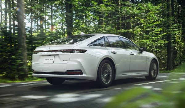 Седан Toyota Crown нового поколения: серийная версия