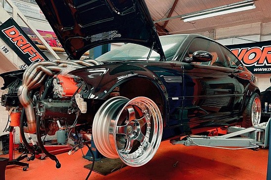 BMW начала производство аккумуляторных элементов шестого поколения для соперничества с Tesla