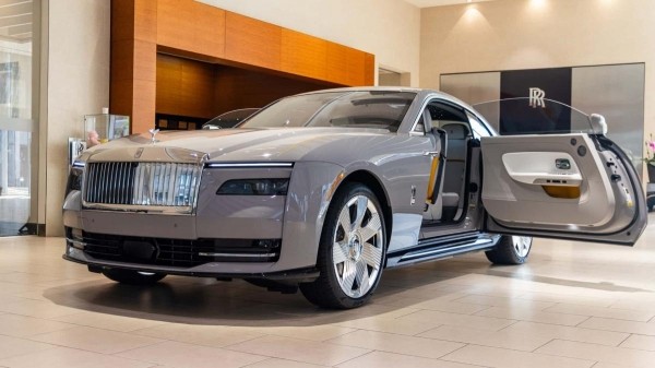 Чтобы получить первый в США Rolls-Royce Spectre, Майклу Фуксу пришлось купить два Чтобы получить первый в США Rolls-Royce Spectre, Майклу Фуксу пришлось купить два