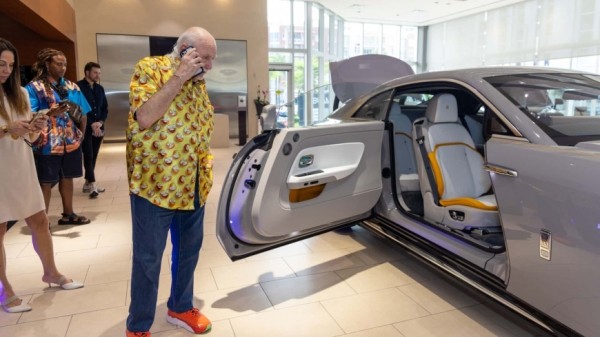 Чтобы получить первый в США Rolls-Royce Spectre, Майклу Фуксу пришлось купить два Чтобы получить первый в США Rolls-Royce Spectre, Майклу Фуксу пришлось купить два