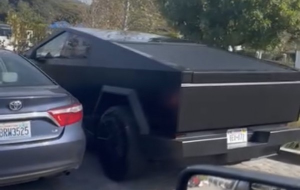 Электрический Tesla Cybertruck появился с эффектным, матово-черным кузовом Электрический Tesla Cybertruck появился с эффектным, матово-черным кузовом