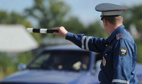 Инспектор ГИБДД пояснил, кто из водителей виноват при ударе зеркалами на узкой дороге Инспектор ГИБДД пояснил, кто из водителей виноват при ударе зеркалами на узкой дороге