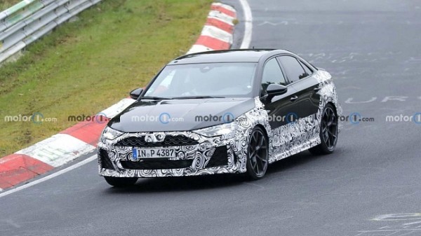 Новое поколение кроссовера Audi Q3 получит сильно измененный дизайн