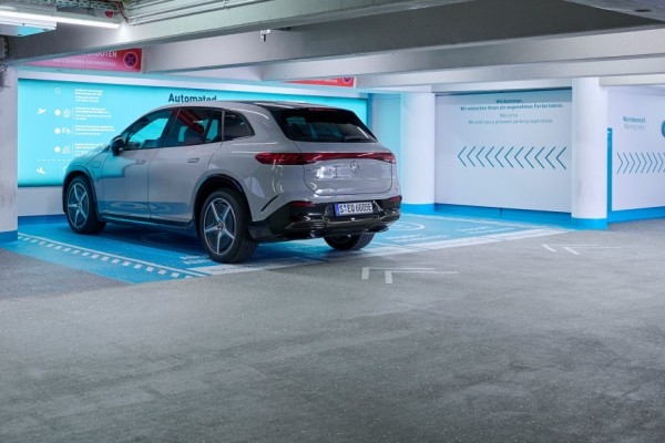 Семь моделей Mercedes-Benz получат парковочный автопилот 4-го уровня 