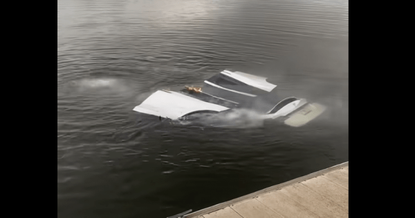 Tesla Model X загорается после полного погружения в воду Tesla Model X загорается после полного погружения в воду